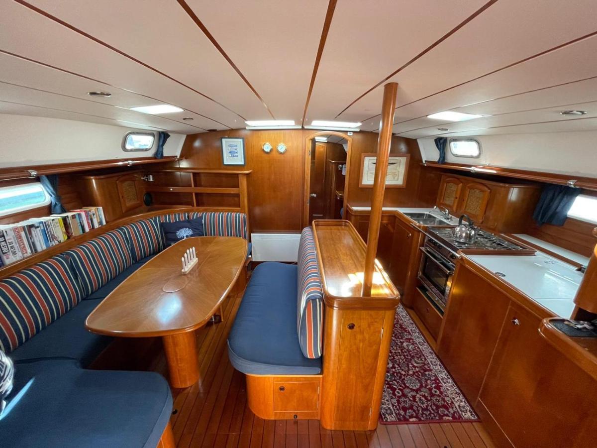 Hôtel Beautiful And Comfortable Sailboat With Secure Parking Available à Barcelone Extérieur photo