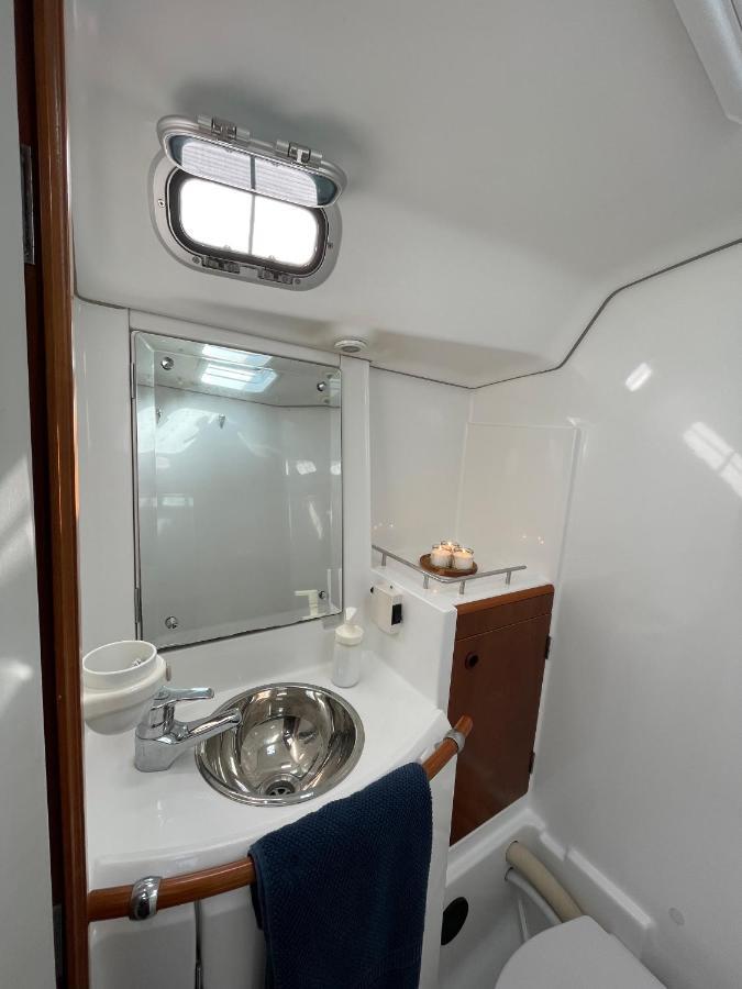 Hôtel Beautiful And Comfortable Sailboat With Secure Parking Available à Barcelone Extérieur photo
